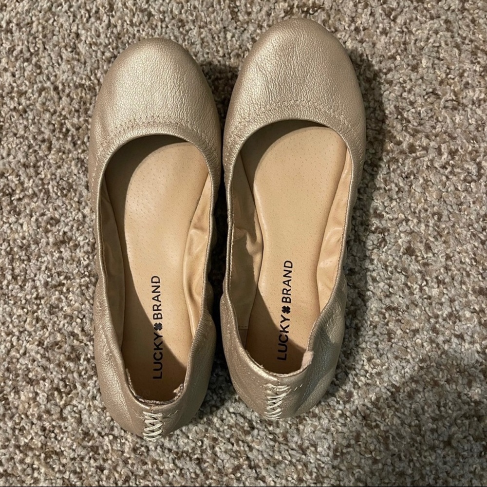 Like new condition. Gold in color. Size 7.